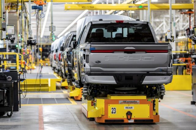 O próximo F-150 Lightning da Ford terá um gerador de Ford F-150 Lightning electric truck assembly line