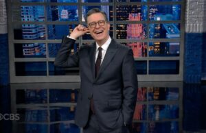 O público do estúdio de Colbert explode depois de saber as notícias do Kennedy Center de Trump: ‘Tenho a sensação de que você acabou de descobrir’ | Vídeo O público do estúdio de Colbert explode depois de saber as notícias do Kennedy Center de Trump: 'Tenho a sensação de que você acabou de descobrir' | Vídeo