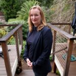 Professora Alexa Koenig, diretora docente do Centro de Direitos Humanos da UC Berkeley, em sua casa em San Rafael, Califórnia, na terça-feira, 23 de dezembro de 2025. Koenig liderou a equipe que fez a pesquisa que ajudou a documentar alegações de espancamentos, abuso sexual e condições desumanas em uma prisão de El Salvador que mantinha imigrantes venezuelanos enviados para lá pela administração Trump. CBS News está recebendo críticas por fazer uma