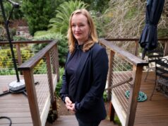 O que ’60 Minutes’ não foi ao ar: pesquisa da UC Berkeley sobre supostos abusos na megaprisão de El Salvador Professora Alexa Koenig, diretora docente do Centro de Direitos Humanos da UC Berkeley, em sua casa em San Rafael, Califórnia, na terça-feira, 23 de dezembro de 2025. Koenig liderou a equipe que fez a pesquisa que ajudou a documentar alegações de espancamentos, abuso sexual e condições desumanas em uma prisão de El Salvador que mantinha imigrantes venezuelanos enviados para lá pela administração Trump. CBS News está recebendo críticas por fazer uma