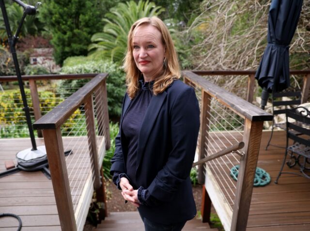 Professora Alexa Koenig, diretora docente do Centro de Direitos Humanos da UC Berkeley, em sua casa em San Rafael, Califórnia, na terça-feira, 23 de dezembro de 2025. Koenig liderou a equipe que fez a pesquisa que ajudou a documentar alegações de espancamentos, abuso sexual e condições desumanas em uma prisão de El Salvador que mantinha imigrantes venezuelanos enviados para lá pela administração Trump. CBS News está recebendo críticas por fazer uma 