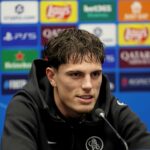 Imagem dividida de Marcus Rashford com jaqueta do Barcelona olhando para o lado e Harry Amass com uniforme do Sheffield Wednesday olhando para o lado.