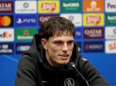 O que Alejandro Garnacho disse sobre o Man Utd provoca uma reação poderosa de Rio Ferdinand à admissão do craque do Chelsea Imagem dividida de Marcus Rashford com jaqueta do Barcelona olhando para o lado e Harry Amass com uniforme do Sheffield Wednesday olhando para o lado.