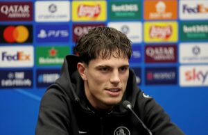 O que Alejandro Garnacho disse sobre o Man Utd provoca uma reação poderosa de Rio Ferdinand à admissão do craque do Chelsea Imagem dividida de Marcus Rashford com jaqueta do Barcelona olhando para o lado e Harry Amass com uniforme do Sheffield Wednesday olhando para o lado.