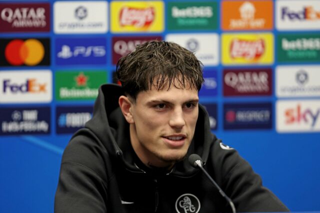 O que Alejandro Garnacho disse sobre o Man Utd provoca Imagem dividida de Marcus Rashford com jaqueta do Barcelona olhando para o lado e Harry Amass com uniforme do Sheffield Wednesday olhando para o lado.