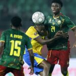 Adam Wharton jogando contra a Albânia pela Inglaterra.