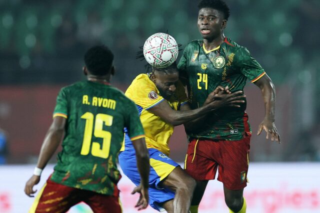 Adam Wharton jogando contra a Albânia pela Inglaterra.