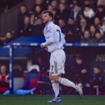 Leny Yoro comete falta em Jean-Philippe Mateta