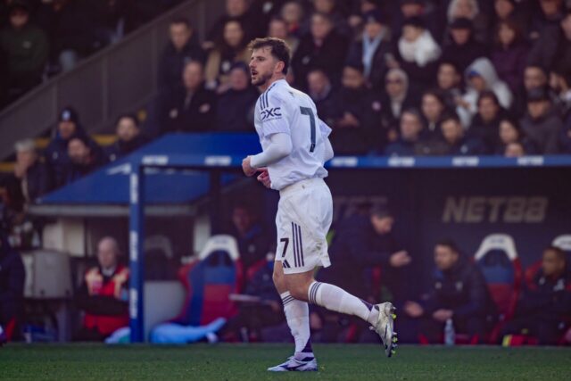 Leny Yoro comete falta em Jean-Philippe Mateta