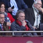 JJ Gabriel com suéter de aquecimento do Manchester United.