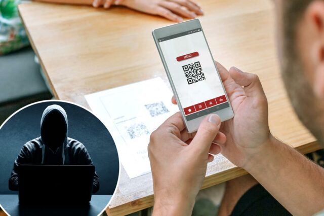 O que é 'Quishing'? Digitalizar o cardápio de um restaurante Um homem escaneando o código QR do cardápio de um restaurante em uma mesa com seu smartphone.
