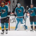 Alex Ovechkin (8) do Washington Capitals abraça o goleiro do Washington Capitals Charlie Lindgren (79) após a vitória por 7 a 1 sobre o San Jose Sharks no SAP Center em San Jose, Califórnia, na quarta-feira, 3 de dezembro de 2025. (Nhat V. Meyer/Bay Area News Group)