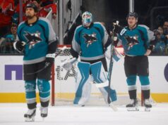 O que está deixando Warsofsky ‘louco’ com os Sharks agora; Klingberg discute erro Alex Ovechkin (8) do Washington Capitals abraça o goleiro do Washington Capitals Charlie Lindgren (79) após a vitória por 7 a 1 sobre o San Jose Sharks no SAP Center em San Jose, Califórnia, na quarta-feira, 3 de dezembro de 2025. (Nhat V. Meyer/Bay Area News Group)