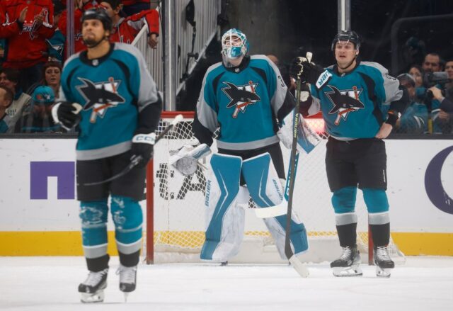 Alex Ovechkin (8) do Washington Capitals abraça o goleiro do Washington Capitals Charlie Lindgren (79) após a vitória por 7 a 1 sobre o San Jose Sharks no SAP Center em San Jose, Califórnia, na quarta-feira, 3 de dezembro de 2025. (Nhat V. Meyer/Bay Area News Group)