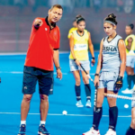 O que fez a técnica de hóquei feminino da Índia, Harendra Singh, renunciar ao cargo?