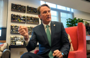 O que o governador republicano da Virgínia, Glenn Youngkin, fará a seguir? Ele não está pronto para contar Yahoo news home