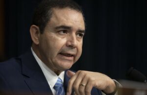 O que os perdões de Trump expõem sobre sua política Desenho animado de Mike Luckovich