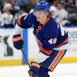 Matthew Schaeffer patina no gelo durante a vitória dos Islanders por 2 a 1 em casa sobre o Lightning em 2 de dezembro de 2025.