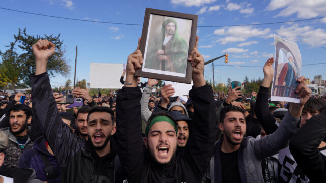 O que sabemos sobre confrontos mortais após protestos na Síria
