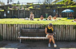O que são terceiros lugares? Eles estão desaparecendo ou apenas mudando? Tempo quente, onda de calor, praia, resfriamento, calor sufocante, insuportável, calor. Os moradores de Sydney migram para Bondi Beach para se refrescar nas águas frias, já que as temperaturas devem subir ao longo do dia, domingo, 21 de janeiro de 2024
