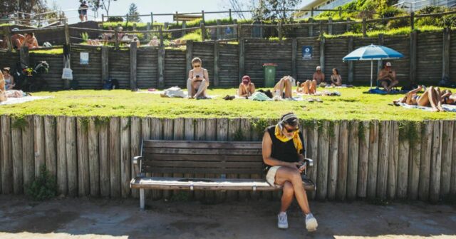 Tempo quente, onda de calor, praia, resfriamento, calor sufocante, insuportável, calor. Os moradores de Sydney migram para Bondi Beach para se refrescar nas águas frias, já que as temperaturas devem subir ao longo do dia, domingo, 21 de janeiro de 2024