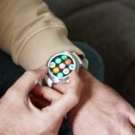 Foto de gato preto exibida no Samsung Galaxy Watch Ultra