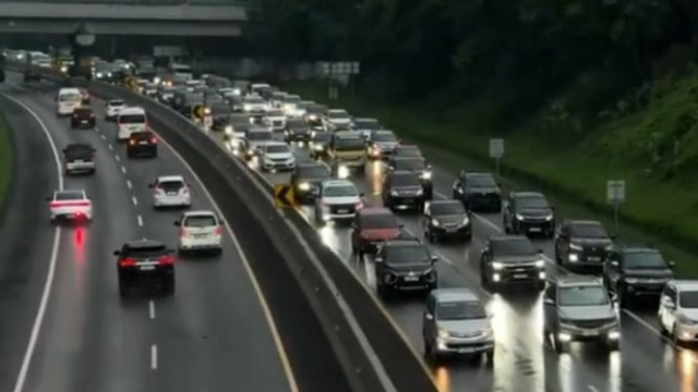 O refluxo do feriado de Natal na estrada com pedágio de Cipularang na direção de Jacarta está lotado
