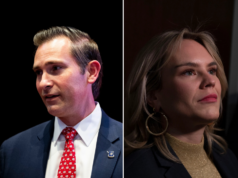 O republicano Van Epps vence eleição especial no 7º distrito do Tennessee O presidente da Câmara dos EUA, Mike Johnson, responde a perguntas de repórteres ao lado do candidato republicano do Distrito 7, Matt Van Epps, no celeiro de carros do bilionário Willis Johnson em Franklin, Tennessee, em 1º de dezembro.
