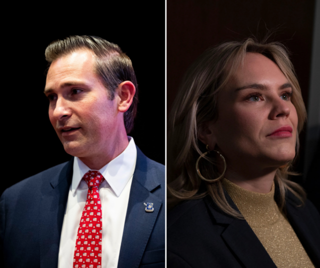 O presidente da Câmara dos EUA, Mike Johnson, responde a perguntas de repórteres ao lado do candidato republicano do Distrito 7, Matt Van Epps, no celeiro de carros do bilionário Willis Johnson em Franklin, Tennessee, em 1º de dezembro.