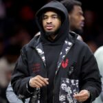 O Brooklyn Nets machucou o guarda Cam Thomas (24) na quadra durante um intervalo durante o primeiro quarto contra o Miami Heat no Barclays Center.