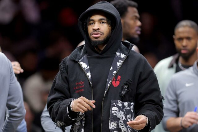 O Brooklyn Nets machucou o guarda Cam Thomas (24) na quadra durante um intervalo durante o primeiro quarto contra o Miami Heat no Barclays Center. 