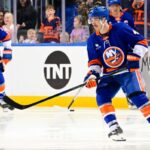 Jean-Gabriel Pageau #44 do New York Islanders se aquece antes do jogo contra o Vegas Golden Knights na UBS Arena em 9 de dezembro de 2025 em Elmont, Nova York.