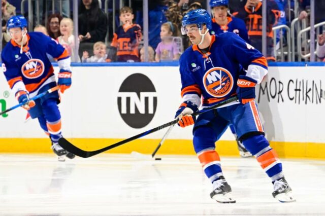 Jean-Gabriel Pageau #44 do New York Islanders se aquece antes do jogo contra o Vegas Golden Knights na UBS Arena em 9 de dezembro de 2025 em Elmont, Nova York. 