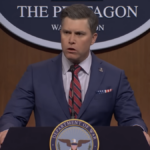 O secretário de Defesa Pete Hegseth aborda o ataque venezuelano na abertura fria do SNL