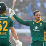 O século escaldante de Quinton de Kock ajuda a África do Sul a atingir 270 corridas