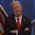 O sonolento Trump sonha com Zohran Mamdani enquanto Pete Hegseth discursa sobre crimes de guerra e bebida no maluco 'SNL' Cold Open