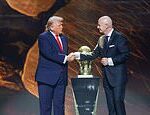 O sorteio da Copa do Mundo se torna o circo de Donald Trump, quando o presidente dos EUA recebe o 'Prêmio FIFA da Paz' antes de dizer à multidão perplexa que o futebol deveria mudar de nome