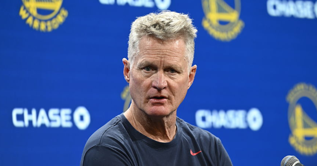 O técnico do Golden State, Steve Kerr, usa o ataque O técnico do Golden State, Steve Kerr, usa o ataque da Brown University para renovar o controle de armas