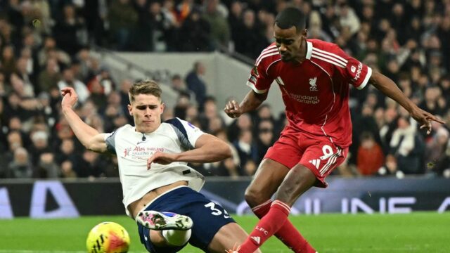 O técnico do Liverpool, Slot, culpa o 'imprudente' van de Ven pela lesão de Isak
