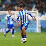 Ruben Amorim com traje do Manchester United durante derrota para o Everton.