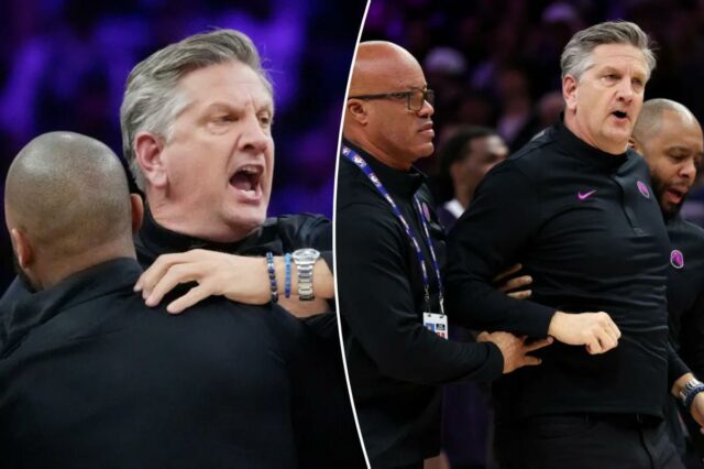 A equipe restringe o técnico do Minnesota Timberwolves, Chris Finch, depois que um árbitro o expulsou por persegui-lo em uma convocação para o Oklahoma City Thunder no primeiro quarto no Target Center. 