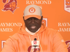 O técnico dos Buccaneers, Todd Bowles, deixa bombas F voarem durante a pressão pós-jogo acalorada 121225 todd bowles kal