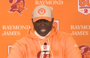 O técnico dos Buccaneers, Todd Bowles, deixa bombas F voarem durante a pressão pós-jogo acalorada 121225 todd bowles kal