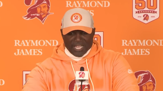 O técnico dos Buccaneers, Todd Bowles, deixa bombas F voarem 121225 todd bowles kal