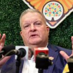 O técnico interino do Michigan, Biff Poggi, responde a uma pergunta durante uma entrevista coletiva no Citrus Bowl.