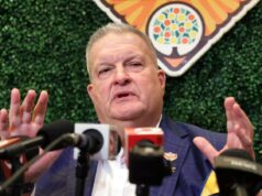 O técnico interino de futebol do Michigan não se detém no programa de ‘mau funcionamento’, mudanças são necessárias O técnico interino do Michigan, Biff Poggi, responde a uma pergunta durante uma entrevista coletiva no Citrus Bowl.