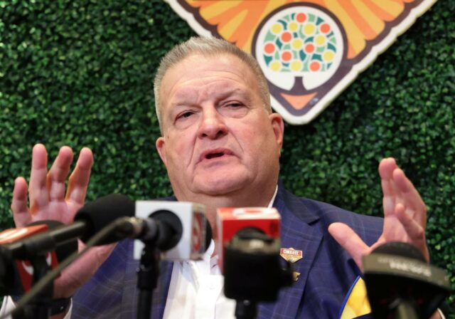 O técnico interino do Michigan, Biff Poggi, responde a uma pergunta durante uma entrevista coletiva no Citrus Bowl.