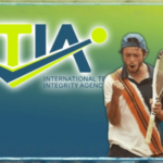 O tenista francês Quentin Folliot foi suspenso por 20 anos por esquema de manipulação de resultados. O tenista francês Quentin Folliot comemorando com o punho cerrado e a raquete, retratado ao lado do logotipo do ITIA.