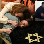 O terrorista de Bondi Beach, Naveed Akram, acusado de 15 assassinatos no início dos funerais das vítimas