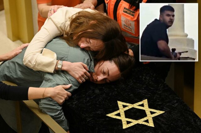 O terrorista de Bondi Beach, Naveed Akram, acusado de 15 assassinatos no início dos funerais das vítimas
